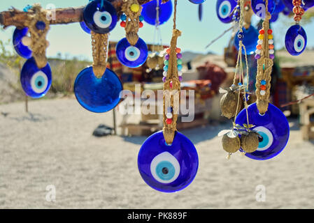 Bagno turco cattivo occhio blu gingillo appesi da rami di alberi per allontanare gli spiriti maligni e portare la buona fortuna Foto Stock