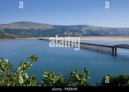 Barmouth Bridge sul Mawddach Estuary Barmouth Gwynedd in Galles Foto Stock