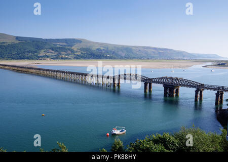 Barmouth Bridge sul Mawddach Estuary Barmouth Gwynedd in Galles Foto Stock