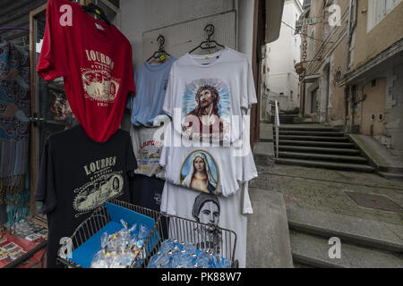 Lourdes, sud della Francia; Agosto 04 2018, commerciale - Lato Business della vendita di religione. Lourdes acqua santa - proprietà curative. Foto Stock