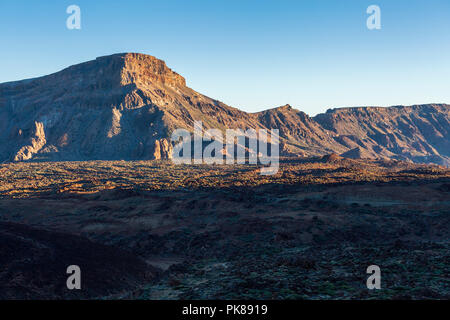 Montagna di Guajara, seconda cima più alta del Las Canadas del Teide national park, come il sole che splende attraverso di esso, Tenerife, Isole Canarie, Sp Foto Stock