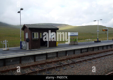 La sala d'attesa del Corrour remoto (un Coire Odhar) Stazione ferroviaria sul Rannoch Moor nelle Highlands scozzesi, Scotland, Regno Unito. Foto Stock