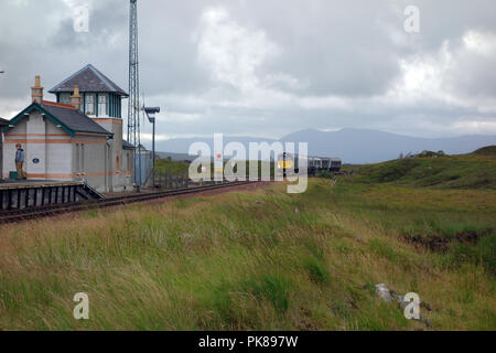 Un treno in arrivo da Glasgow a telecomando Corrour (Un Coire Odhar) Stazione ferroviaria sul Rannoch Moor nelle Highlands scozzesi, Scotland, Regno Unito. Foto Stock