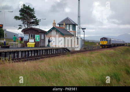 Un treno in arrivo da Glasgow a telecomando Corrour (Un Coire Odhar) Stazione ferroviaria sul Rannoch Moor nelle Highlands scozzesi, Scotland, Regno Unito. Foto Stock