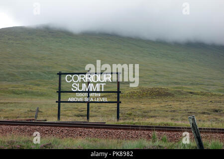 La montagna scozzese Munro Beinn na Giro in Cloud & Vertice Corrour segno vicino alla stazione del treno su Rannoch Moor nelle Highlands scozzesi, Scotland, Regno Unito Foto Stock