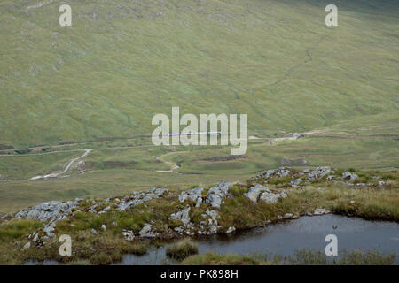 Un treno sul percorso da Fort William a telecomando Corrour (Un Coire Odhar) Stazione ferroviaria sul Rannoch Moor nelle Highlands scozzesi, Scotland, Regno Unito. Foto Stock