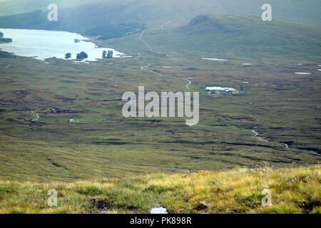 Un treno in arrivo da Fort William a telecomando Corrour (Un Coire Odhar) Stazione ferroviaria sul Rannoch Moor nelle Highlands scozzesi, Scotland, Regno Unito. Foto Stock