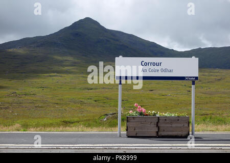 Corrour remoto (un Coire Odhar) stazione ferroviaria e la montagna scozzese Corbett Leum Uilleim nelle Highlands scozzesi, Scotland, Regno Unito. Foto Stock