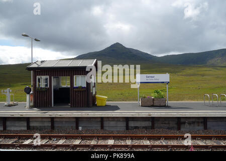 La sala d'attesa del Corrour remoto (un Coire Odhar) stazione ferroviaria e la montagna scozzese Corbett Leum Uilleim nelle Highlands scozzesi, Foto Stock