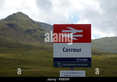 Corrour remoto (un Coire Odhar) stazione ferroviaria e la montagna scozzese Corbett Leum Uilleim nelle Highlands scozzesi, Scotland, Regno Unito. Foto Stock