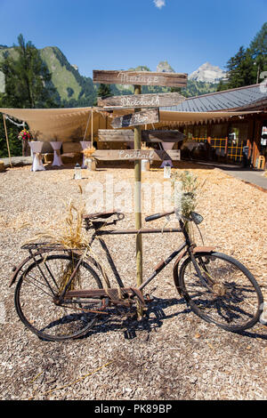 Rusty bicicletta in legno e Photo Booth direzione segno a Shabby Chic Wedding Foto Stock