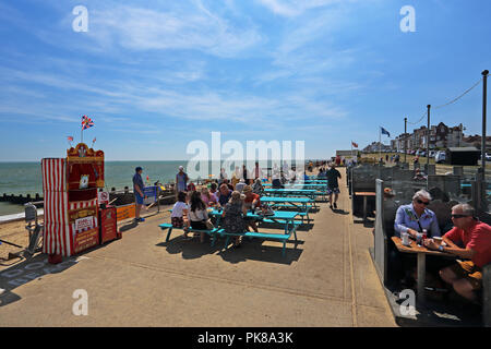 Un Punch & Judy Show booth sul lungomare a Southwold, Suffolk, Regno Unito Foto Stock