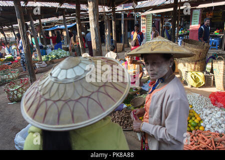 Donne birmane che chiacchierano in un mercato di Inle Lake, Stato di Shan, Myanmar (Birmania). Foto Stock