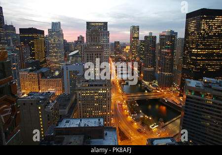 Una generale vista sullo skyline di Chicago al tramonto visto da parte di carbonio e carburo edificio in Chicago, IL, Stati Uniti d'America Foto Stock