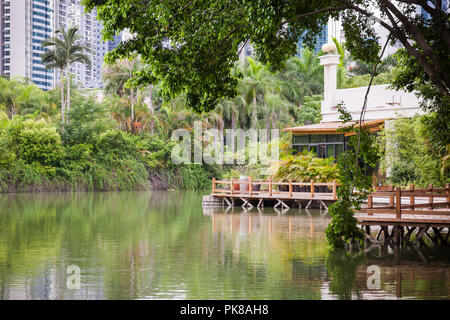 Bellissimo giardino con ponte e di riflessione nel lago Foto Stock