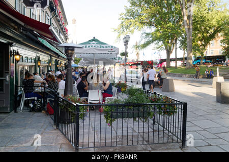 Persone mangiare sulla trafficata tourist ristorante terrasses su Rue Ste Anne in Vieux Quebec, Canada Foto Stock