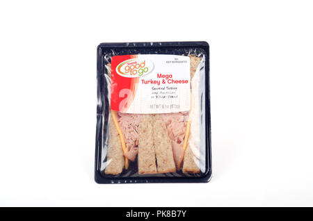 La Turchia e il formaggio su pane di grano preparati da asporto sandwich di pacchetto su bianco Foto Stock