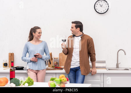 Bella coppia adulta bere il vino durante la cottura la cena insieme Foto Stock