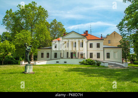 Park e il palazzo di osservatorio di Varazdin, Croazia. Testo latino sulla costruzione di mezzi: "Non vivere per se stessi ma per servire gli altri". Foto Stock