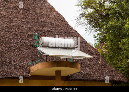 Sistemi per il riscaldamento di acqua dalla luce solare ( i collettori solari) su tetti di hotel in Kenya Foto Stock