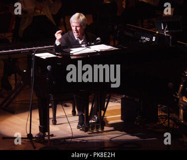 Burt Bacharach suona con l'Orchestra sinfonica di Atlanta a Symphony Hall ad Atlanta, in Georgia il 17 maggio, 2002. Credito: Chris McKay / MediaPunch Foto Stock