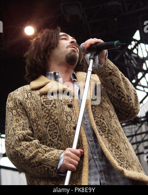 Adam Duritz dei Counting Crows compie durante il Music Midtown Festival in Atlanta, Georgia del 4 maggio 2002. Credito: Chris McKay / Mediapunch Foto Stock