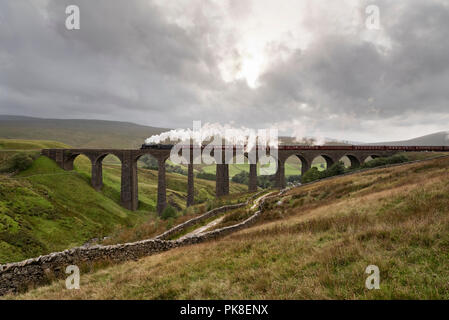 "Le cattedrali Express' attraversa Arten Gill il viadotto in Dentdale nel Yorkshire Dales National Park. È trainato da un Stanier 8F il vapore loco del 1942. Foto Stock