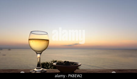 Tramonto a Zanzibar con un bicchiere di vino bianco Foto Stock