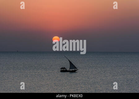 Tramonto a Zanzibar con dhow Foto Stock