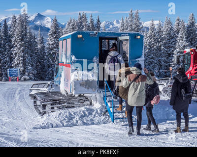 Scheda di donne gatto delle nevi vicino Henry capanna, inverno, Vail Ski Resort, Vail Colorado. Foto Stock