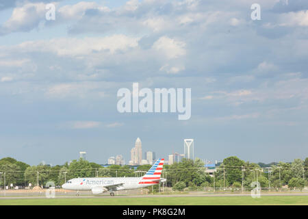 Charlotte, NC - Maggio 14, 2017/USA: due aeroplani di linea commerciali passano sulla pista presso l'Aeroporto Internazionale Charlotte Douglas, Charlotte, NC Foto Stock