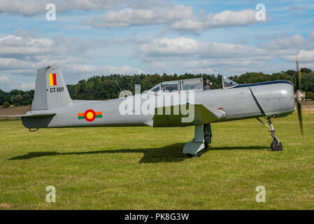 Un Nanchang CJ-6 / 6un ex militare di aeromobili di formazione prepara a discostarsi Popham Airfield, UK nel pomeriggio del 9 settembre 2018. Foto Stock