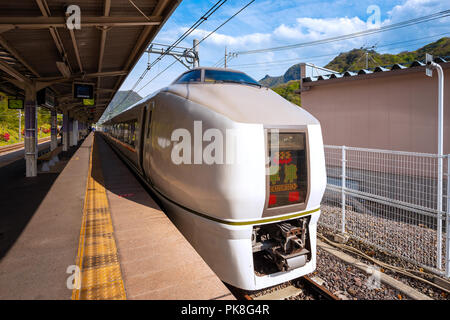 Il Swallow Akagi treno corre tra Tokyo e Maebashi al mantello di Kusatsu Onsen primavera calda città nella Prefettura di Gunma Foto Stock