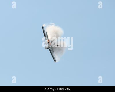 Un Swiss Air Force McDonnell Douglas F/A-18C Hornet eseguendo acrobazie aeree alla scozzese airshow internazionale Foto Stock