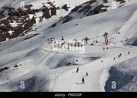 Vista di persone godono di Valle Nevado pista da sci. Si tratta di un fantastico resort per lo sci e lo snowboard classi nelle Ande, con numerosi sentieri e attività Foto Stock