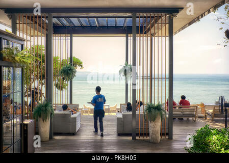 Ristorante vista mare. TRestaurant terrazza con vista sull'oceano presso il ristorante Sky Gallery, Pattaya, Thailandia, Asia sudorientale Foto Stock