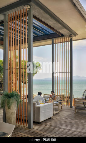 Ristorante vista mare. TRestaurant terrazza con vista sull'oceano presso il ristorante Sky Gallery, Pattaya, Thailandia, Asia sudorientale Foto Stock