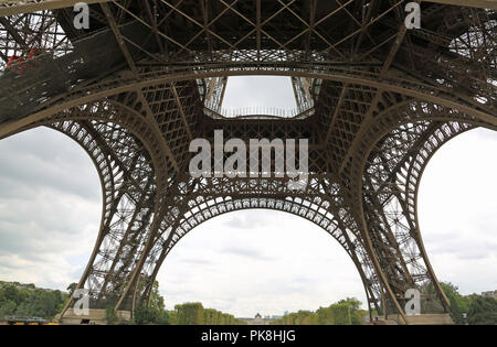 Grande Torre Eiffel dal fondo in Parigi Francia Foto Stock