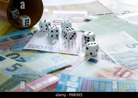 Diverse le banconote in euro e plinti in montagna con scatola di dadi. Concetto di gioco d'azzardo. Foto Stock