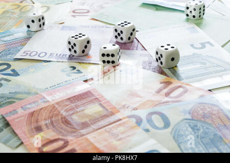 Diverse le banconote in euro e plinti in montagna con scatola di dadi. Concetto di gioco d'azzardo. Foto Stock