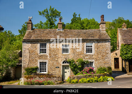 Regno Unito, Yorkshire, Wharfedale, Starbotton, Beckside, attraente pietra costruito casa nel centro del villaggio Foto Stock