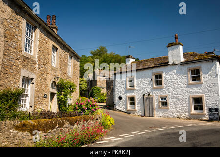 Regno Unito, Yorkshire, Wharfedale, Starbotton, casa Beckside floral piantagione imbiancati e Fox and Hounds pub Foto Stock