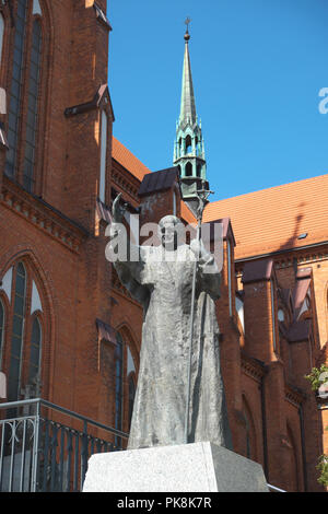 Bialystok Polonia la statua di Papa Giovanni Paolo II al di fuori della Basilica Cattedrale dell Assunzione della Beata Vergine Maria Foto Stock