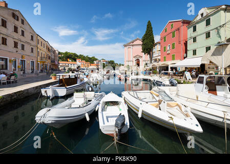 Barche da pesca e case colorate dal sole nel porto nella città vecchia di Veli Lošinj sull isola di Lussino, baia di Kvarner, Croazia Foto Stock