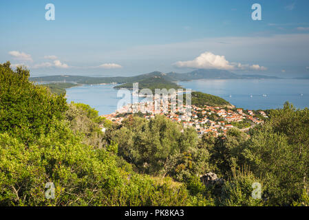 Il porto e il centro di Mali Lošinj e l isola di Lussino con la Osoršćica mountain range, Lussino, baia di Kvarner, Croazia Foto Stock