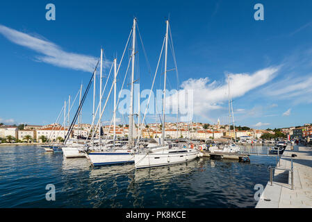 Barche a vela e yacht ormeggiati nel porto di Mali Lošinj nella calda luce della sera, isola di Lussino, baia di Kvarner, Croazia Foto Stock