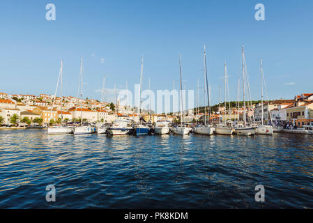 Barche a vela e yacht ormeggiati nel porto di Mali Lošinj nella calda luce della sera, isola di Lussino, baia di Kvarner, Croazia Foto Stock