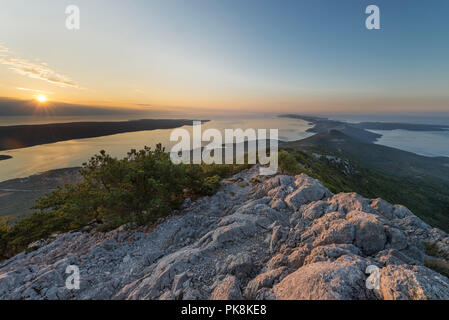 Vista dalla cappella Sv. Mikul sulla montagna Osoršćica sul tramonto sull'isola di Lošinj, baia di Kvarner, Croazia Foto Stock