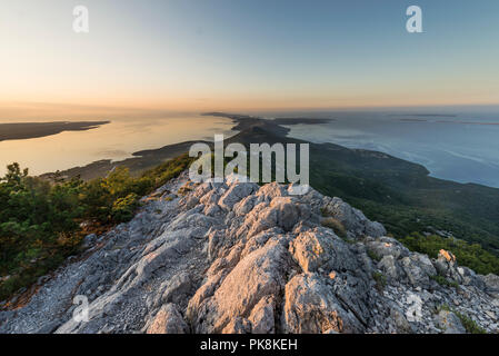 Vista dalla cappella Sv. Mikul sulla montagna Osoršćica sul tramonto sull'isola di Lošinj, baia di Kvarner, Croazia Foto Stock