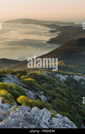 Vista dalla cappella Sv. Mikul sulla montagna Osoršćica sul tramonto sull'isola di Lošinj, baia di Kvarner, Croazia Foto Stock
